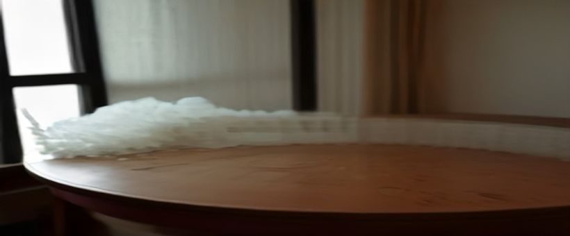 书桌上平铺展开的本子母内页，配合钢笔、印章与贴纸，展现本子母在手账创作场景中的实际使用状态，暖光灯下细节清晰